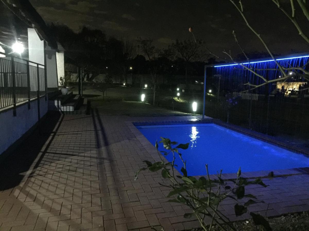 SimbaSun Cottages Midrand Esterno foto