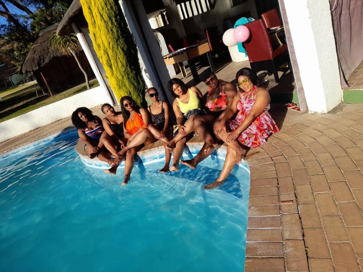 SimbaSun Cottages Midrand Esterno foto