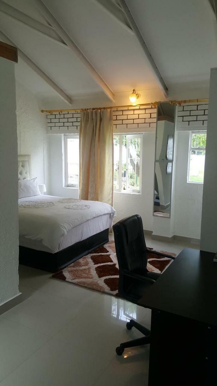 SimbaSun Cottages Midrand Esterno foto