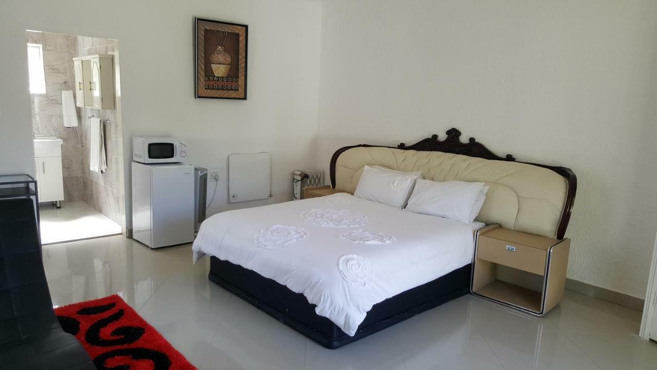 SimbaSun Cottages Midrand Esterno foto