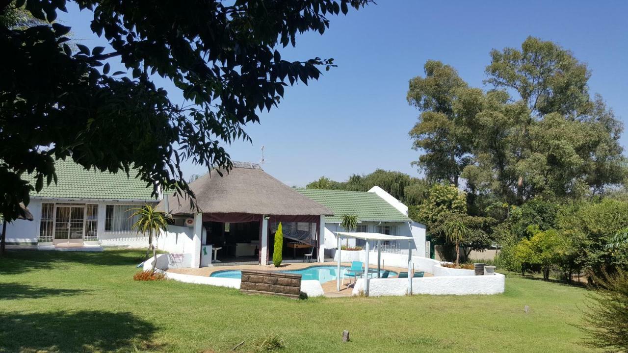 SimbaSun Cottages Midrand Esterno foto