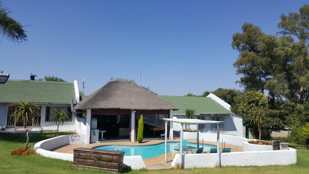 SimbaSun Cottages Midrand Esterno foto